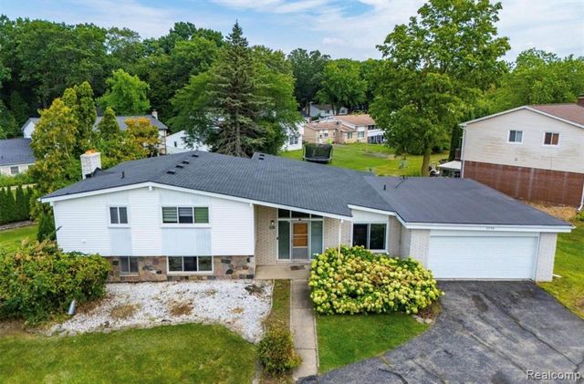 5590 Pembury, West Bloomfield, MI 48322