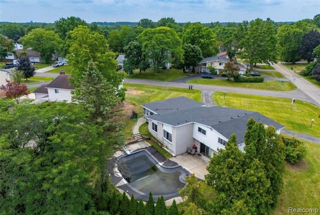 5590 Pembury, West Bloomfield, MI 48322