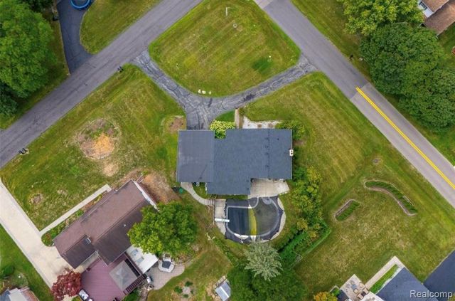 5590 Pembury, West Bloomfield, MI 48322