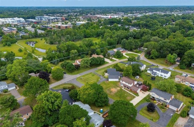 5590 Pembury, West Bloomfield, MI 48322