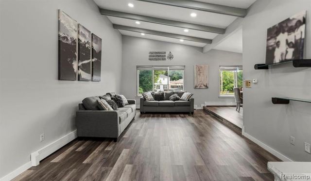 5590 Pembury, West Bloomfield, MI 48322