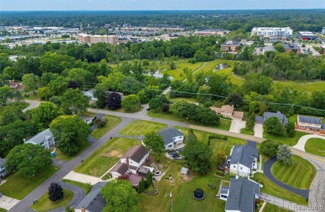 5590 Pembury, West Bloomfield, MI 48322