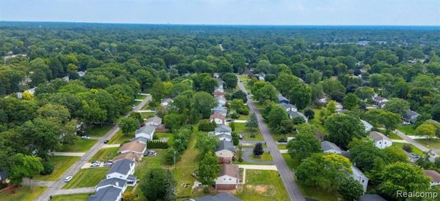 5590 Pembury, West Bloomfield, MI 48322