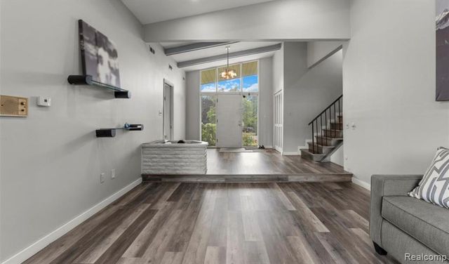 5590 Pembury, West Bloomfield, MI 48322