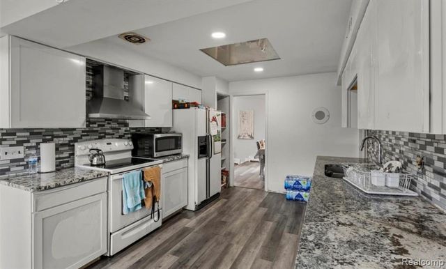 5590 Pembury, West Bloomfield, MI 48322