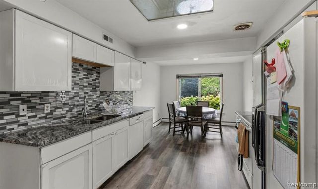 5590 Pembury, West Bloomfield, MI 48322