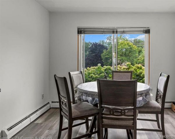 5590 Pembury, West Bloomfield, MI 48322