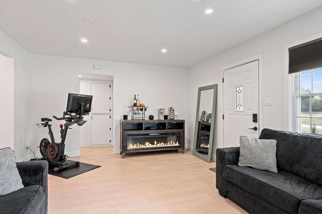 8 17th st, West Sacramento, CA 95691