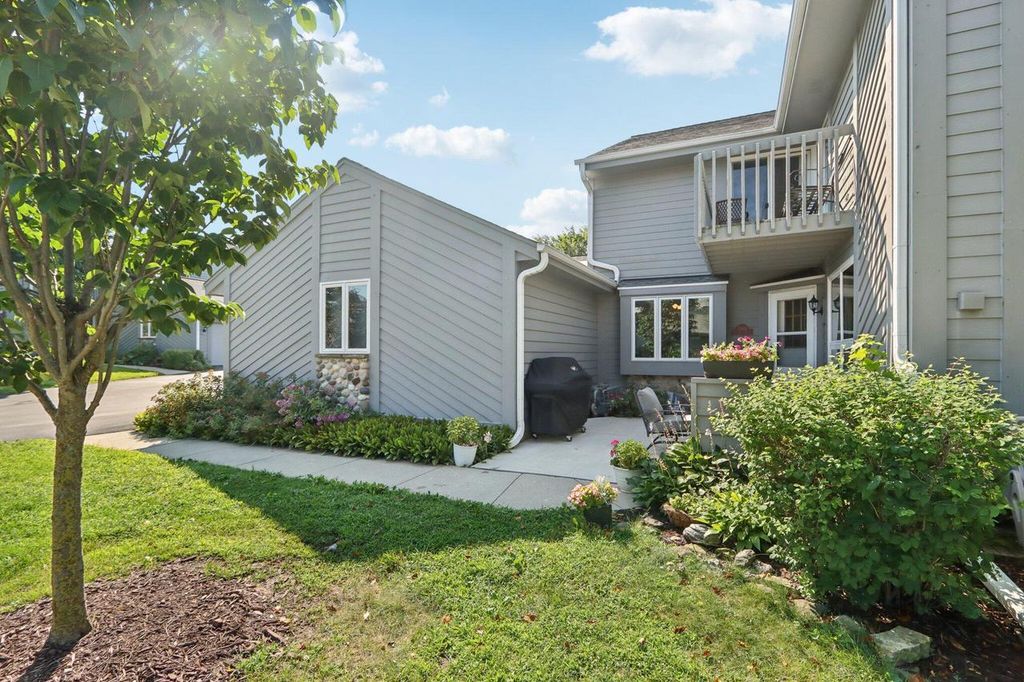 15665 W Brook DRIVE, New Berlin, WI 53151