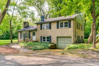 114 Brookside Court, Libertyville, IL 60048