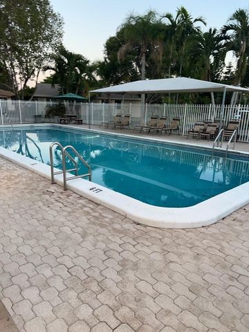 2277 Nova Village Dr, Davie, FL 33317