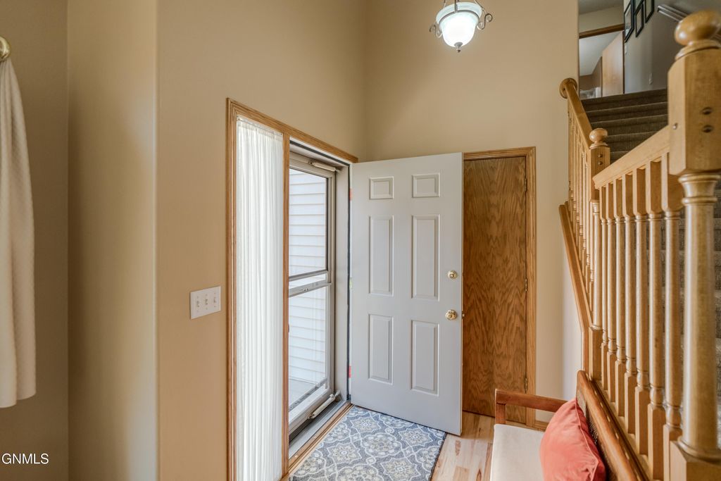 413 Stuttgart Drive, Bismarck, ND 58504 photo 2