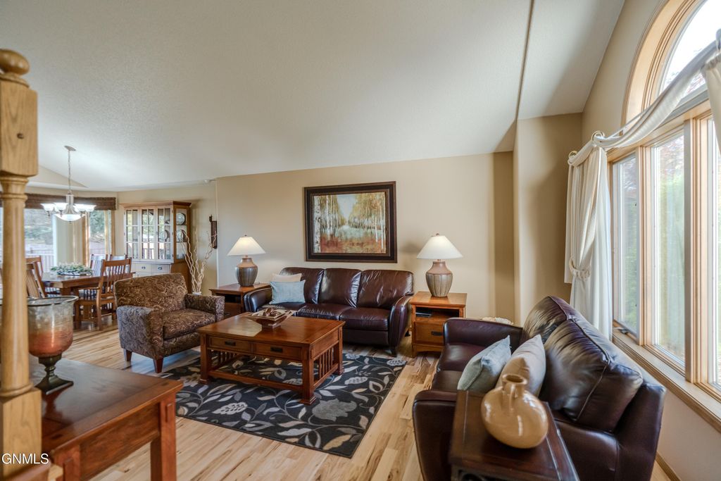 413 Stuttgart Drive, Bismarck, ND 58504 photo 4