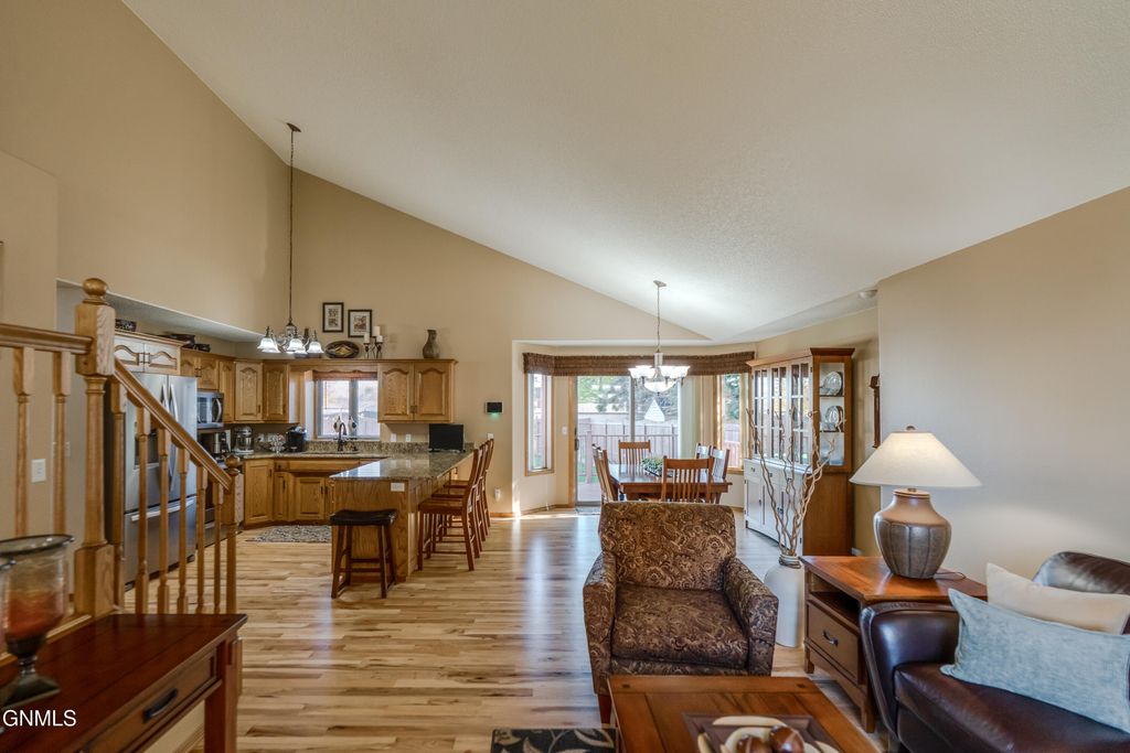 413 Stuttgart Drive, Bismarck, ND 58504 photo 5