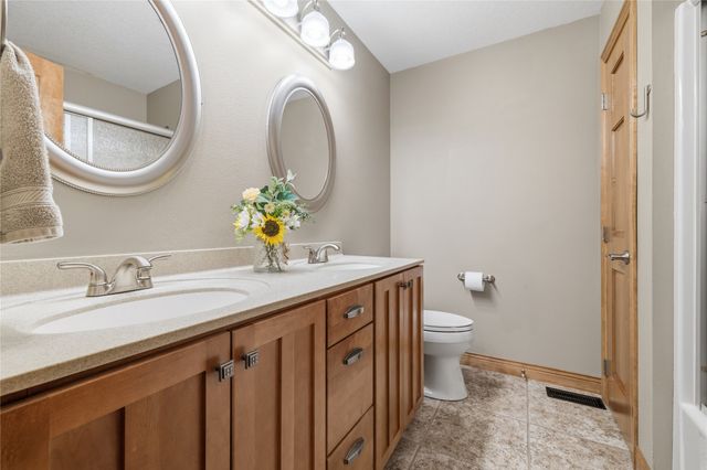 8564 Newbury Court, Johnston, IA 50131
