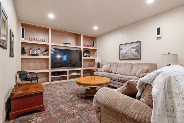 8564 Newbury Court, Johnston, IA 50131