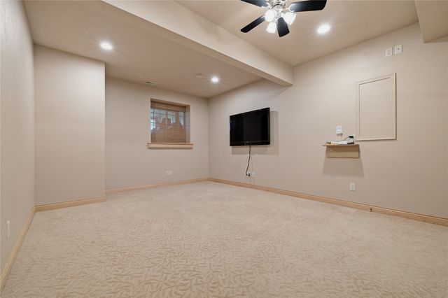 8564 Newbury Court, Johnston, IA 50131