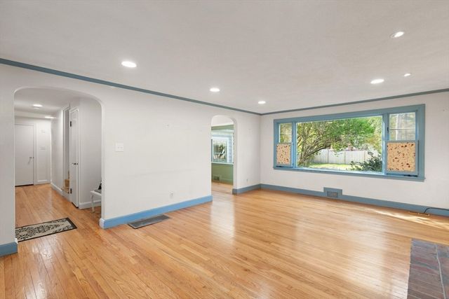 4 Strout Ave, Lynnfield, MA 01940