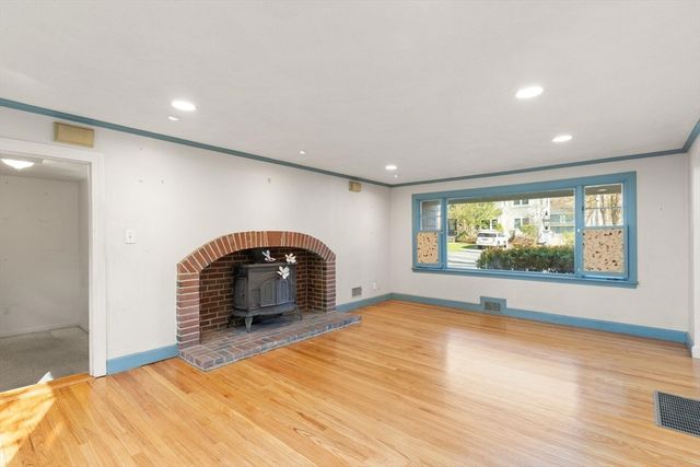 4 Strout Ave, Lynnfield, MA 01940