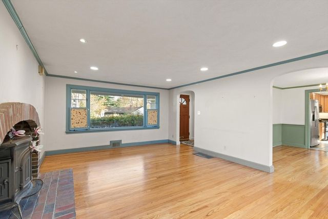 4 Strout Ave, Lynnfield, MA 01940