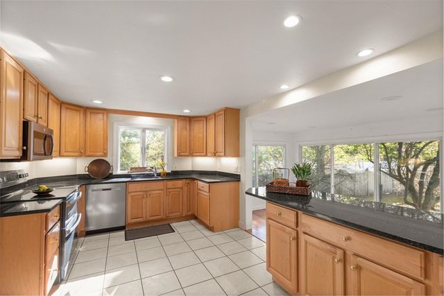 4 Strout Ave, Lynnfield, MA 01940