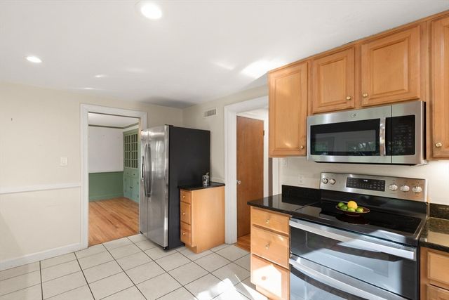 4 Strout Ave, Lynnfield, MA 01940