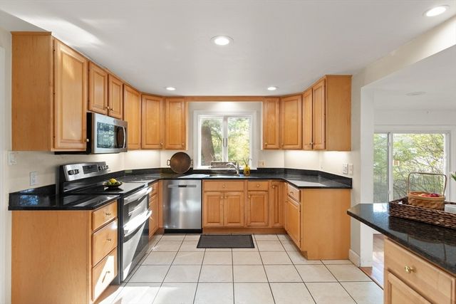 4 Strout Ave, Lynnfield, MA 01940