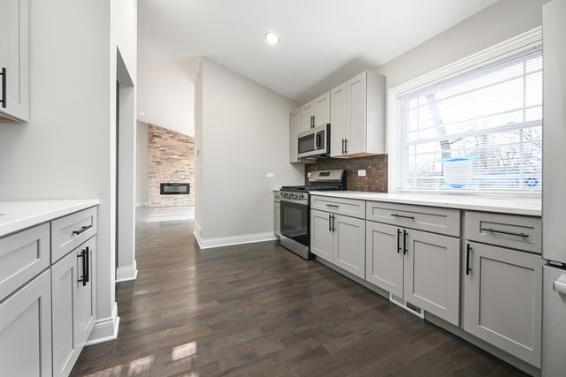 15330 Cherry Lane, Markham, IL 60428