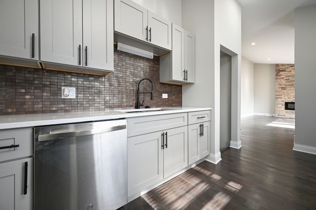 15330 Cherry Lane, Markham, IL 60428