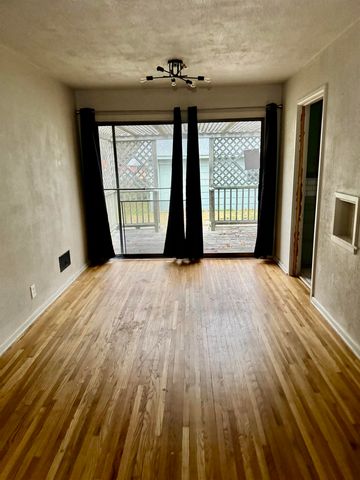 1801 S Woodlawn Blvd, Wichita, KS 67218