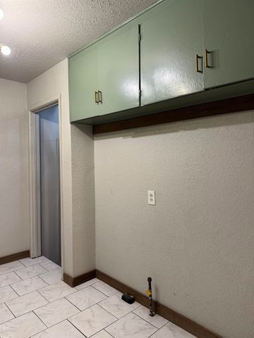 1801 S Woodlawn Blvd, Wichita, KS 67218