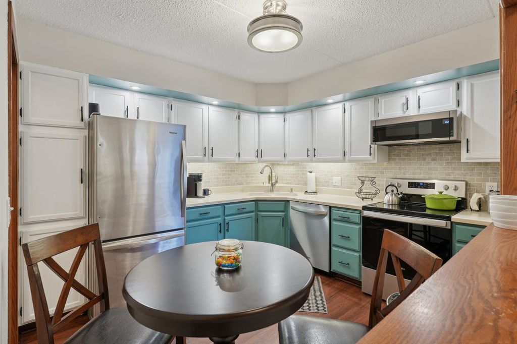 2445 Londin Lane E 212, Maplewood, MN 55119 — exterior