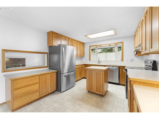 4026 Se WASHINGTON St, Milwaukie, OR 97222