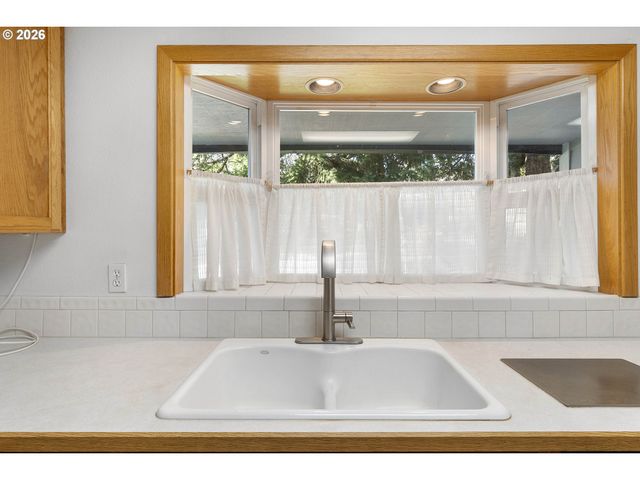 4026 Se WASHINGTON St, Milwaukie, OR 97222