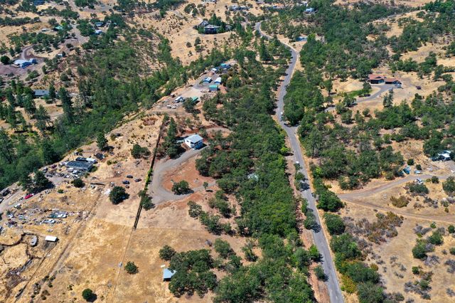 739 W Rolling Hills Drive, Eagle Point, OR 97524