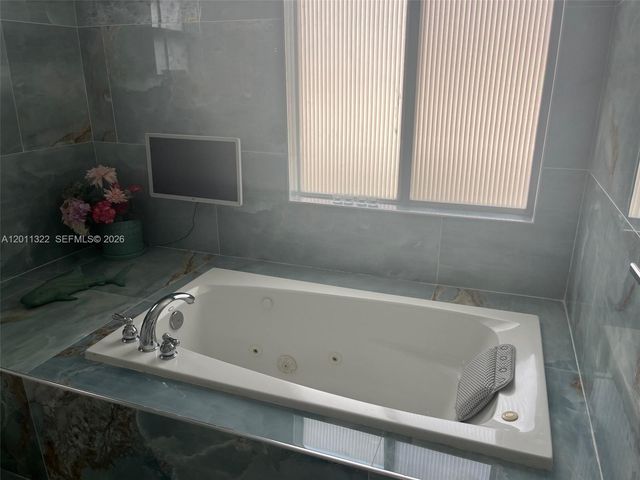 3915 NE 168th St 3915, North Miami Beach, FL 33160