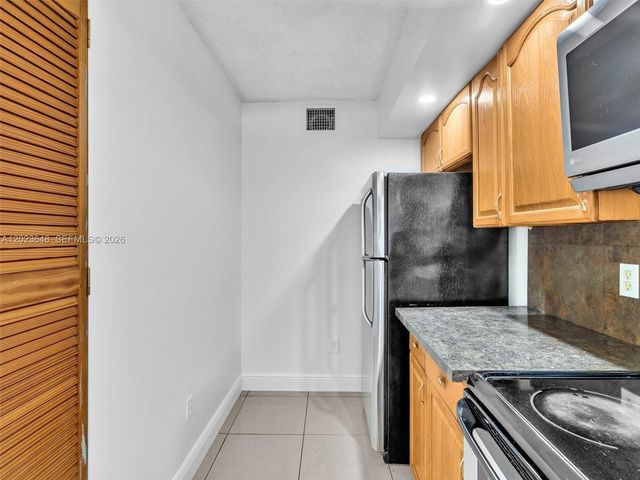18850 NW 57th Ave 208, Hialeah, FL 33015