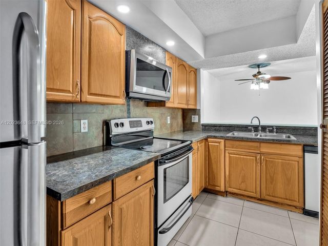 18850 NW 57th Ave 208, Hialeah, FL 33015