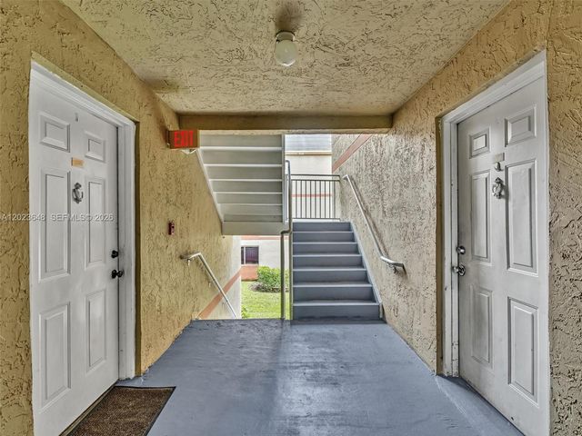 18850 NW 57th Ave 208, Hialeah, FL 33015