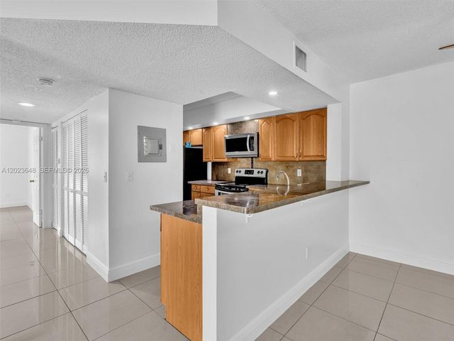 18850 NW 57th Ave 208, Hialeah, FL 33015