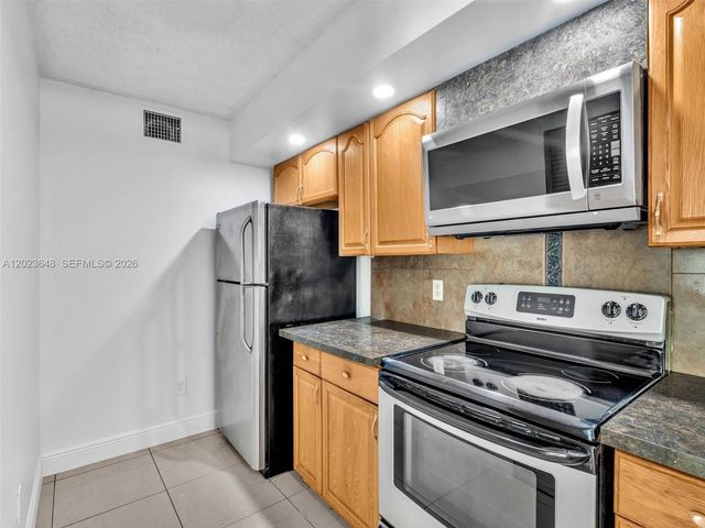 18850 NW 57th Ave 208, Hialeah, FL 33015