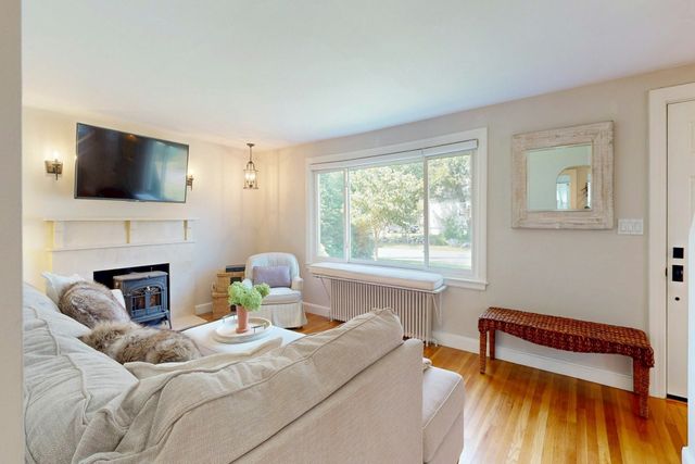 3 Remsen Ave, Medfield, MA 02052