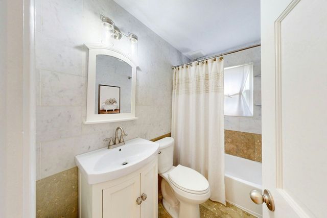 3 Remsen Ave, Medfield, MA 02052