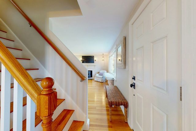 3 Remsen Ave, Medfield, MA 02052