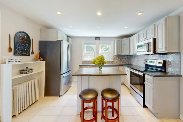3 Remsen Ave, Medfield, MA 02052