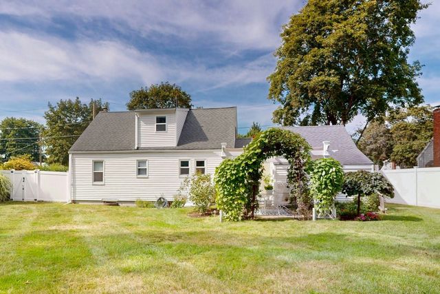 3 Remsen Ave, Medfield, MA 02052