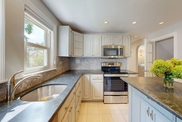 3 Remsen Ave, Medfield, MA 02052