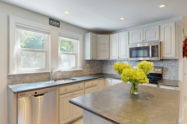 3 Remsen Ave, Medfield, MA 02052