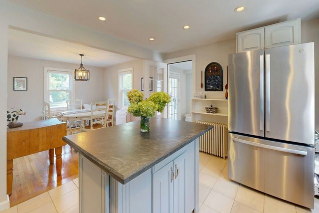 3 Remsen Ave, Medfield, MA 02052
