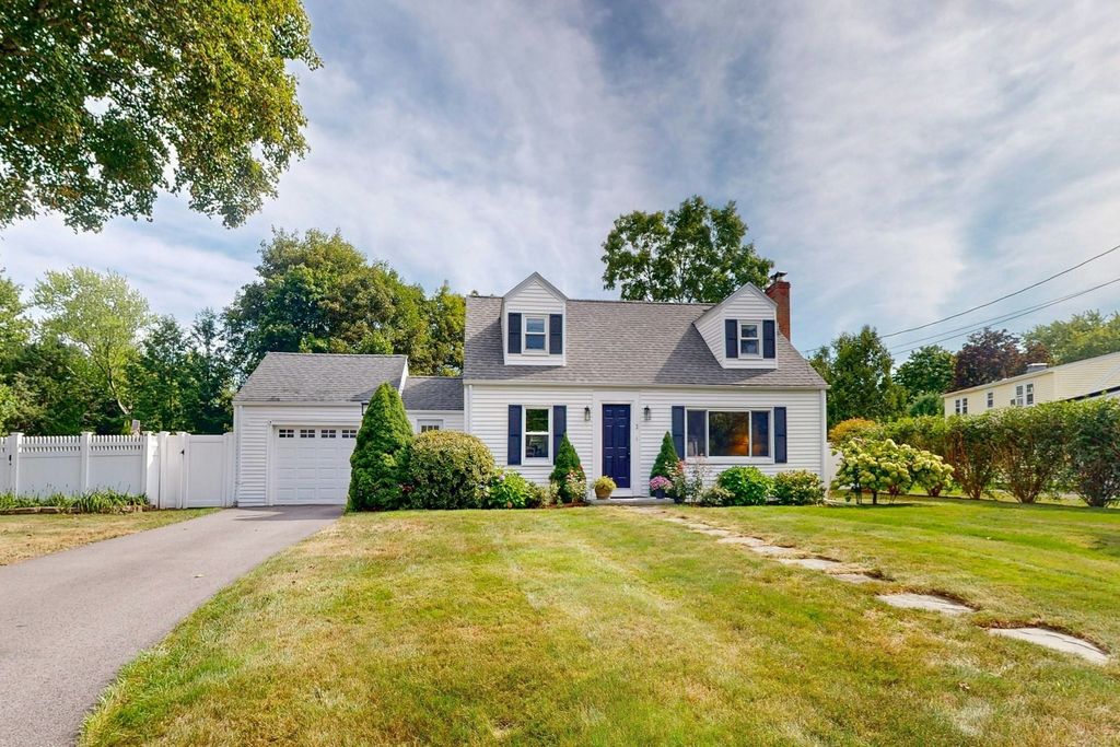3 Remsen Ave, Medfield, MA 02052